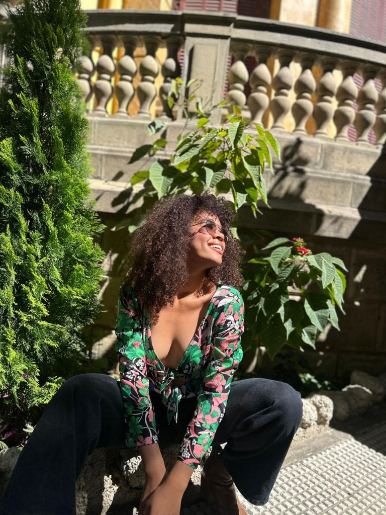 Marianela Rosabal sonriendo en jardín con luz natural
