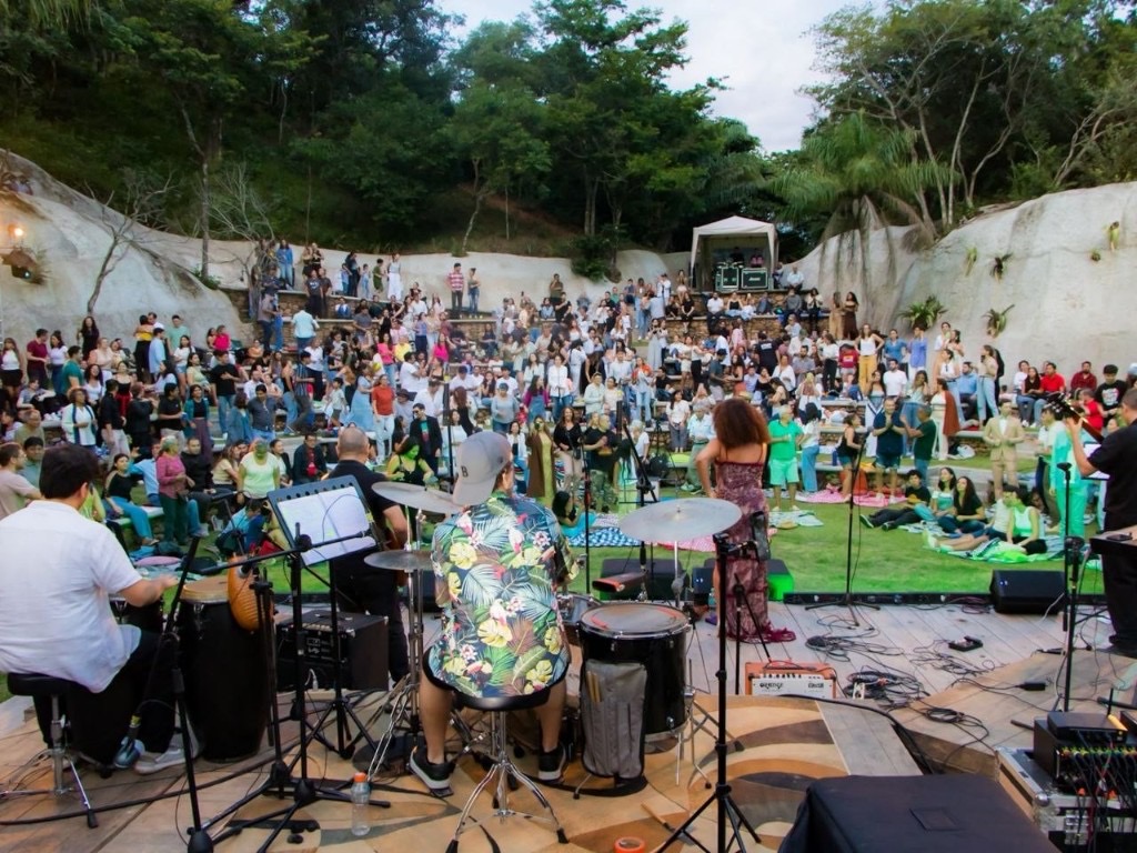 Marianela Rosabal en concierto frente al público en un anfiteatro al aire libre