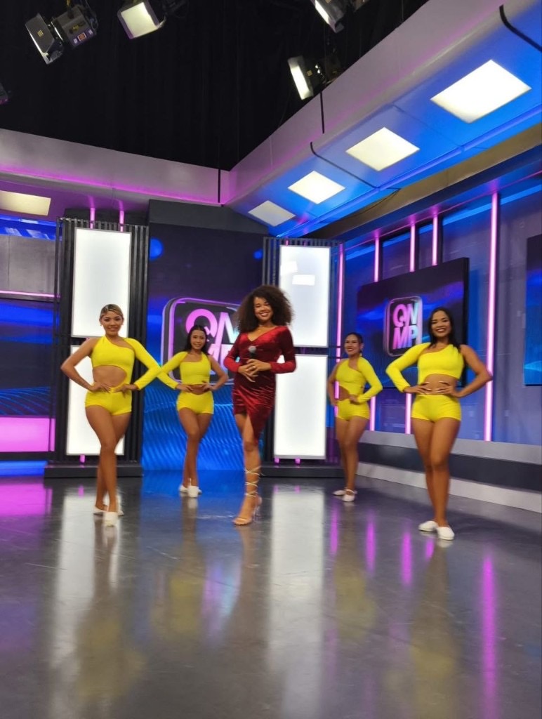 Marianela Rosabal en el set de televisión QNMP con bailarinas